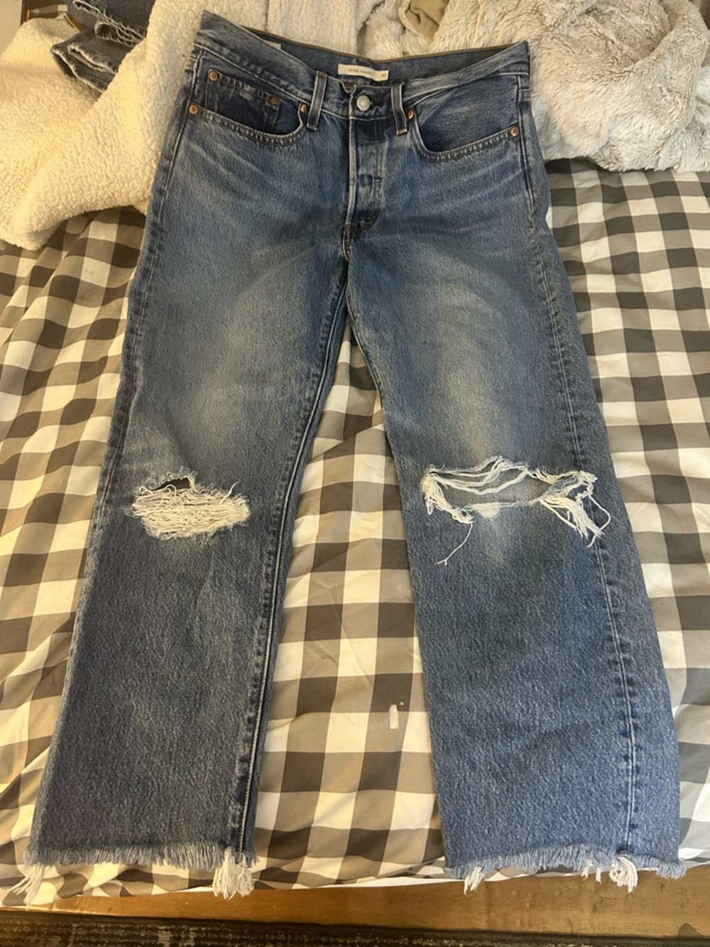 Levi’s women’s Distressed Blue Denim Jeans - Classic Straight Fit size 28